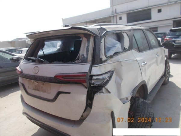 TOYOTA FORTUNER LEGENDER - Image 3